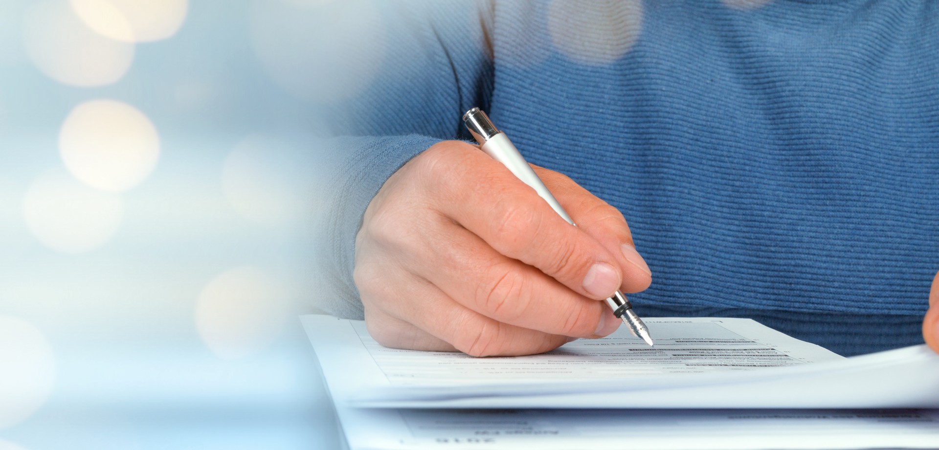 Foto: Mann füllt ein formular aus. © stock.adobe.com
