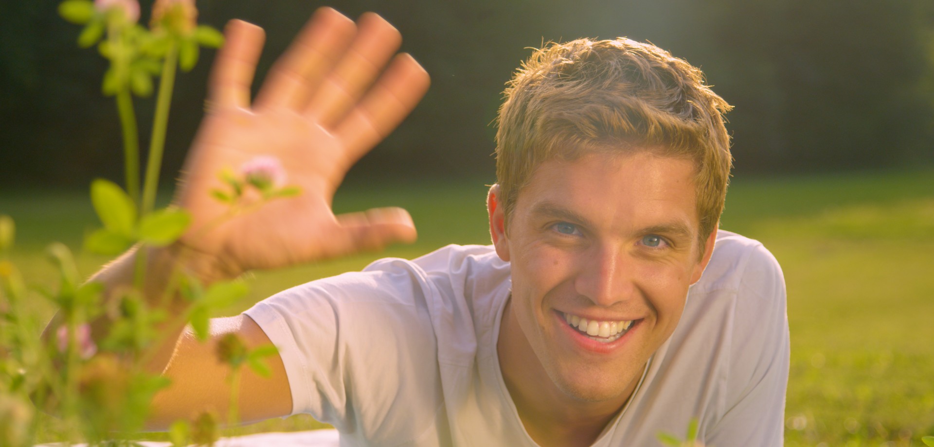 Junger Mann winkt (© stock.adobe.com)